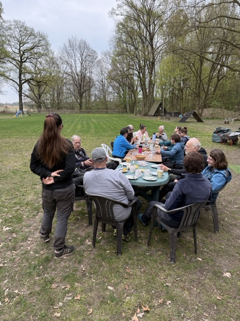 Gemeinsames Frühstück der Helfer auf dem Vereinsgelände des Schönfließer HSC.