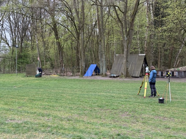 Mitglieder vermessen die Turnierfläche auf dem Hundeplatz für kommende Veranstaltungen.
