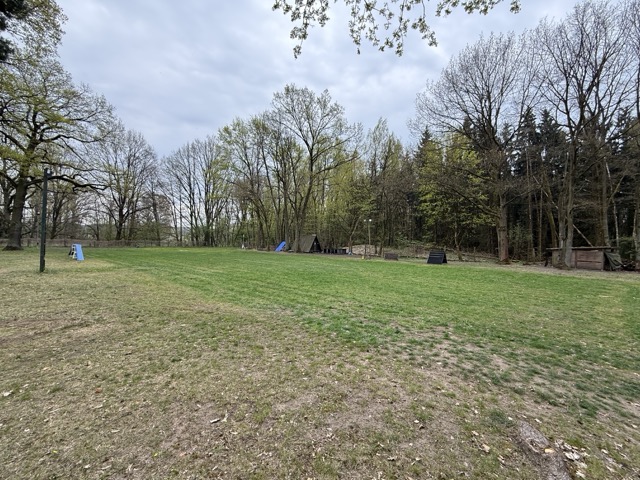 Weitwinkelaufnahme des vorbereiteten Hundeplatzes für künftige Turniere und Trainings.
