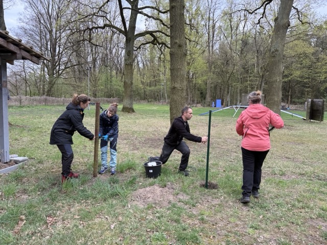 Teamarbeit beim Aufbau des Zauns zwischen großem und mittlerem Platz beim Arbeitseinsatz 2026.