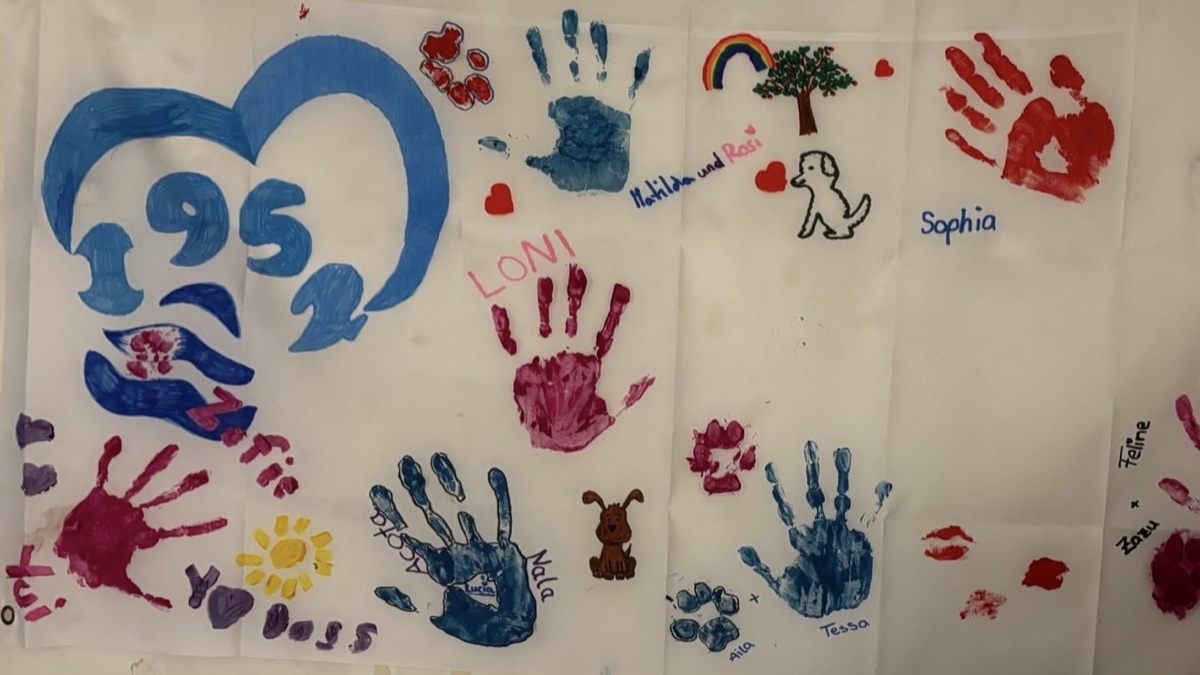 Gestaltetes Erinnerungslaken mit Hand- und Pfotenabdrücken vom Jugendtag des Schönfließer HSC.