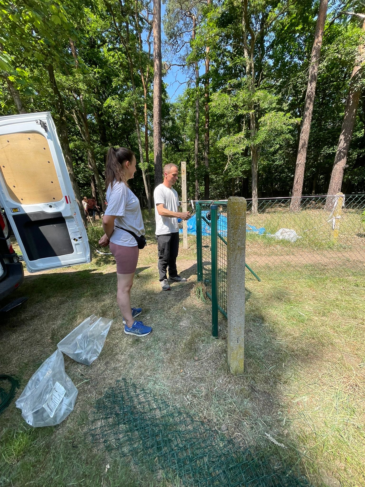 Erste Zaunelemente auf dem Platz montiert