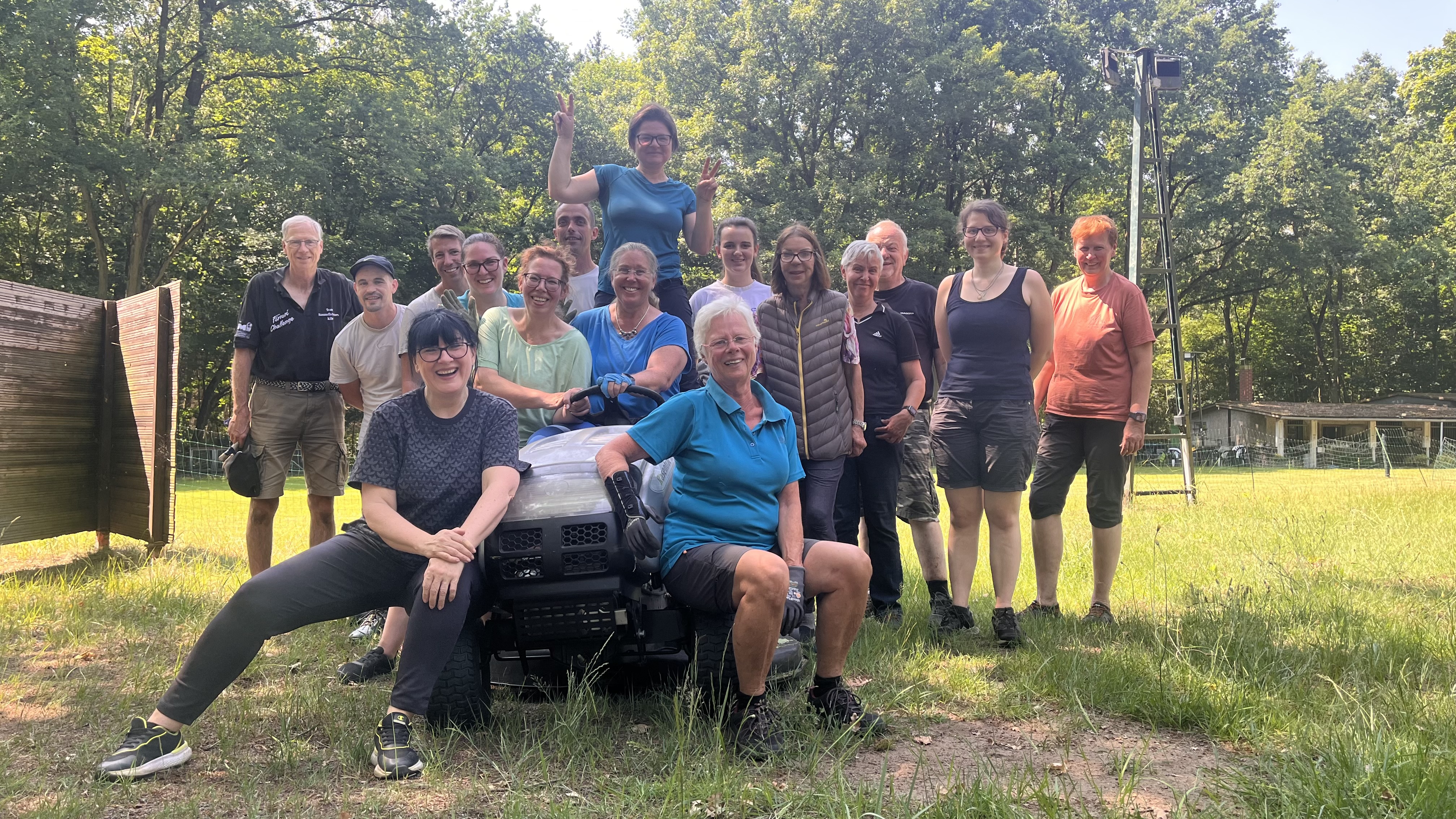 Mitglieder des Schönfließer HSC bei gemeinsamer Arbeit auf dem Platz